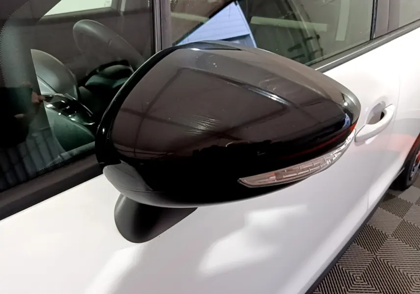 Rétroviseur noir côté gauche de la Citroën C3 Aircross blanc, avec clignotant intégré visible de près.