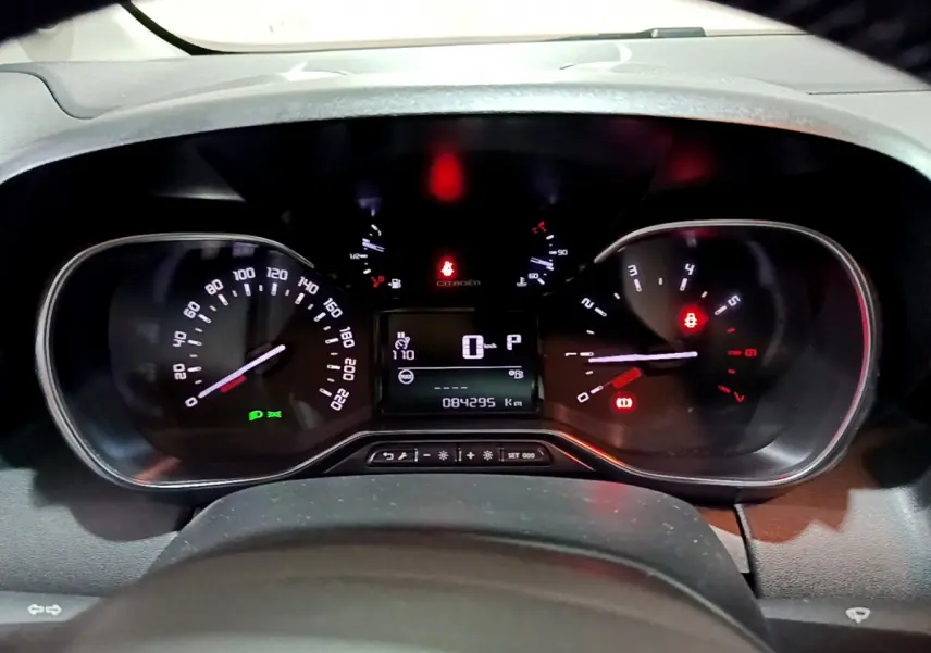 Tableau de bord de Citroën C3 Aircross blanc, vue frontale sur compteurs analogiques et écran digital central.