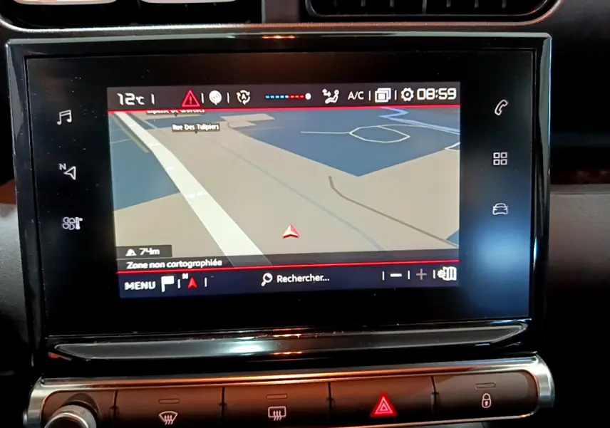Écran tactile central affichant la navigation dans l’habitacle du Citroën C3 Aircross blanc, vue rapprochée.