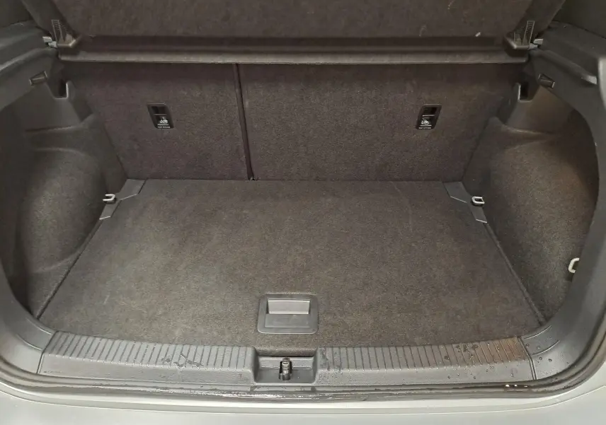 Coffre ouvert du Volkswagen T-Cross 2025 R-Line Edition en Reflet d'argent, vue intérieure arrière montrant l'espace de chargement.