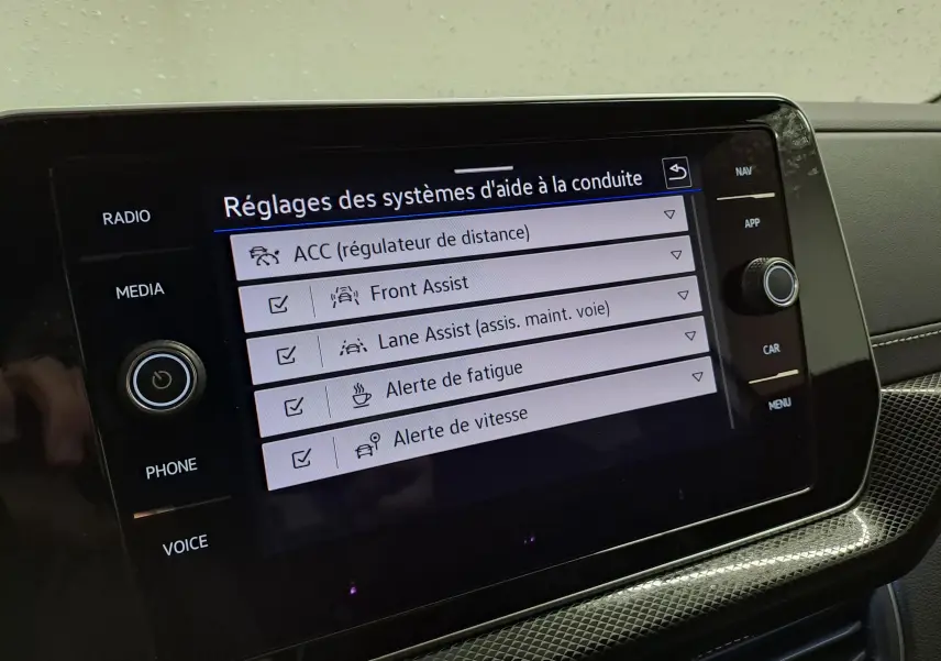 Écran tactile intérieur du Volkswagen T-Cross 2025 affichant les réglages d’aide à la conduite, finition R-Line Edition.