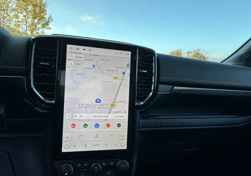 Vue intérieure du tableau de bord du Ford Ranger 2025 avec écran tactile vertical affichant la navigation GPS.