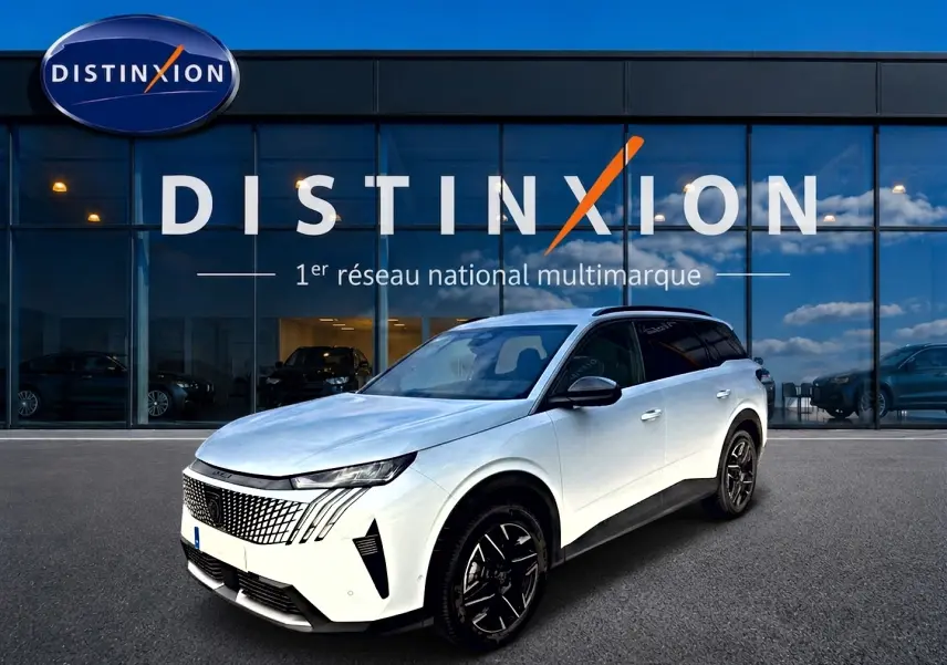 Peugeot 5008 Hybrid 145 allure e-dcs6 blanc vue 3/4 avant droit avec jantes alu et toit noir.