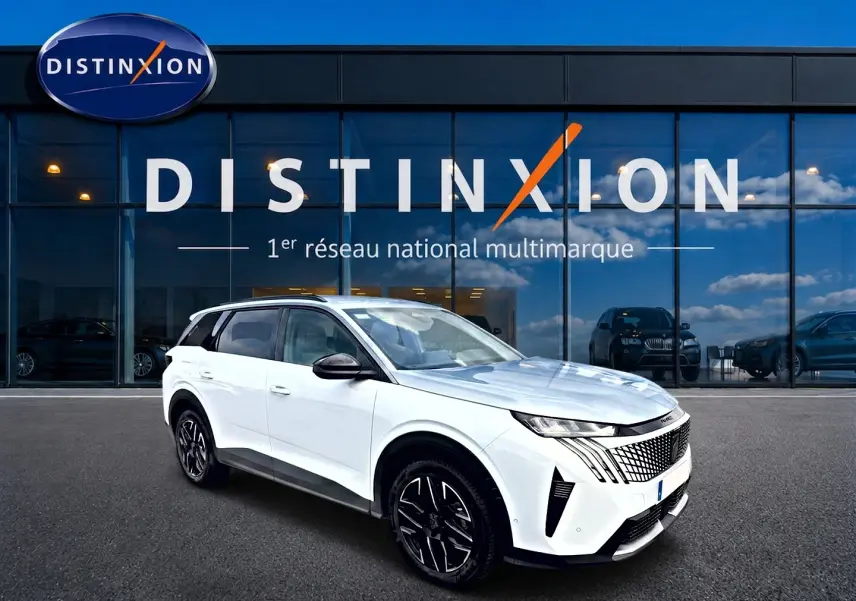 Peugeot 5008 Hybrid 145 allure blanc vue 3/4 avant avec calandre distinctive et jantes noires.