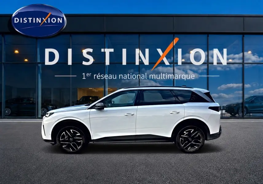 Peugeot 5008 Hybrid 145 allure e-dcs6 blanc vue de profil côté gauche devant un bâtiment vitré Distinxion.