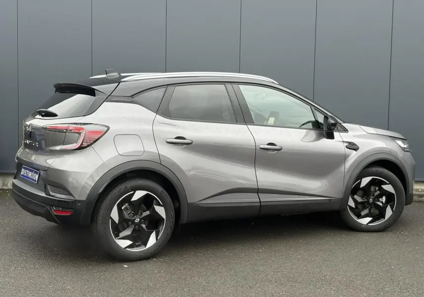 Vue de profil côté gauche du Renault Captur TCE 100 Techno gris Cassiopée avec jantes alu noires diamantées et toit noir.