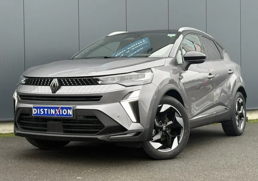 Renault Captur TCE 100 Techno gris Cassiopée avec toit noir, vu en 3/4 avant droit, jantes alu diamantées noires visibles.