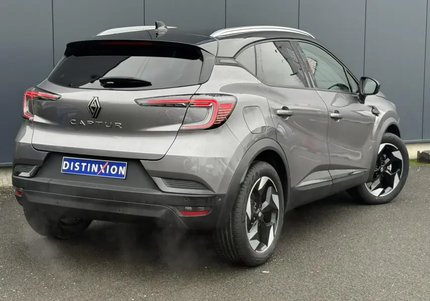 Vue 3/4 arrière droite du Renault Captur TCE 100 Techno gris Cassiopée avec toit noir et jantes alu 18 pouces diamantées.