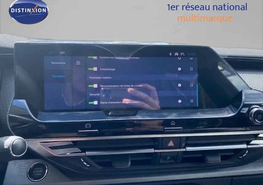 Tableau de bord du Citroën C5 X 2023 avec écran tactile large et commandes intégrées, finition gris thorium metal.
