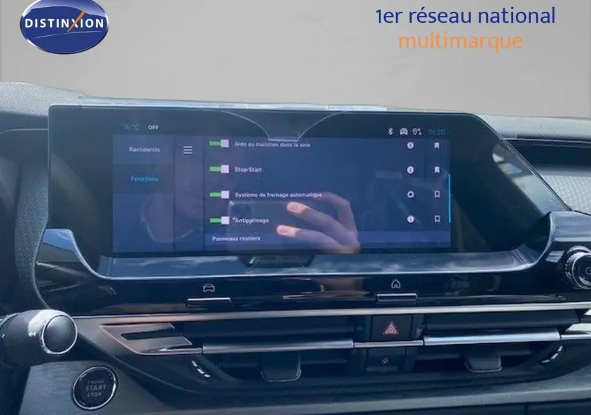 Tableau de bord de Citroën C5 X gris Thorium, affichage tactile central avec menu des aides à la conduite visible.