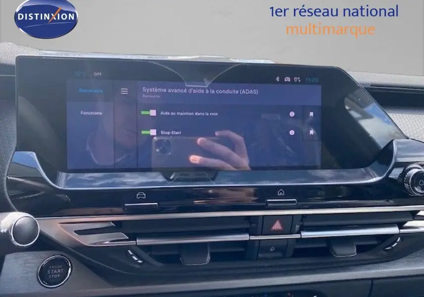Écran tactile central affichant le système d'aide à la conduite dans l'habitacle d'une Citroën C5 X gris thorium.