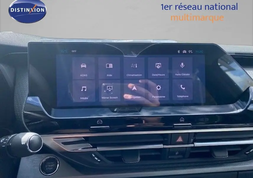 Tableau de bord du Citroën C5 X gris Thorium, vue frontale centrée sur l'écran tactile multifonction.