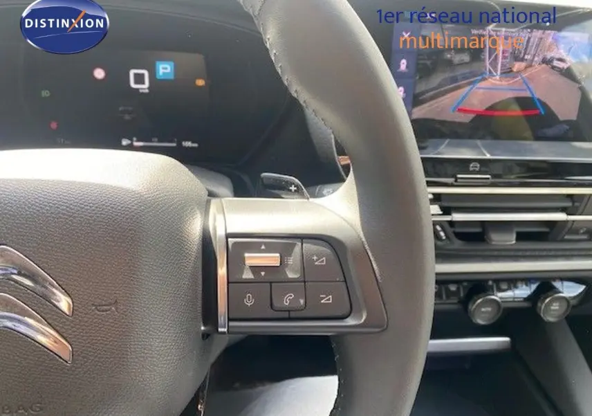 Gros plan sur le volant en cuir gris et l'écran de recul du Citroën C5 X gris Thorium 2023, version Feel Pack.