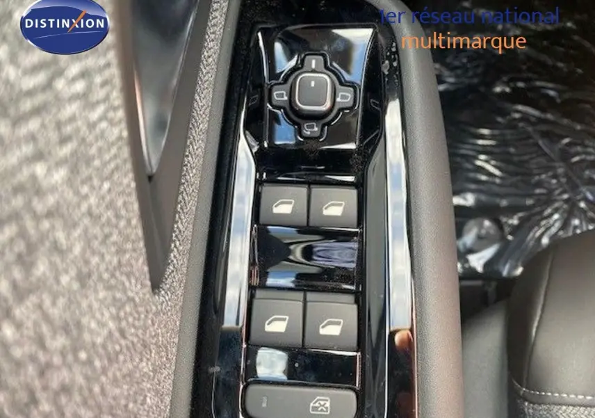 Vue rapprochée sur les commandes de lève-vitres côté conducteur du Citroën C5 X gris Thorium 2023.