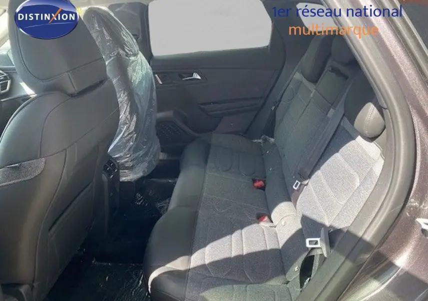 Vue intérieure côté droit sur les sièges arrière en tissu et cuir gris du Citroën C5 X 2023 finition Feel Pack