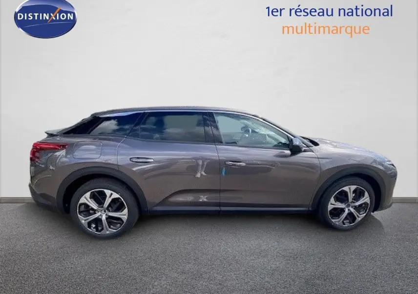 Profil côté droit d'une Citroën C5 X gris thorium metal 2023, avec jantes alliage et toit noir contrasté.
