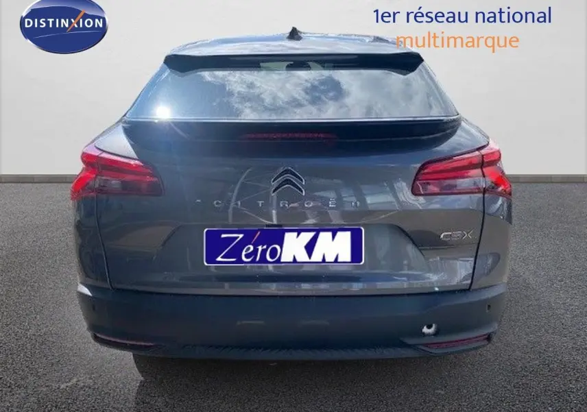 Vue arrière d'une Citroën C5 X gris thorium métal 2023 avec feux rouges et logo distinctif au centre.