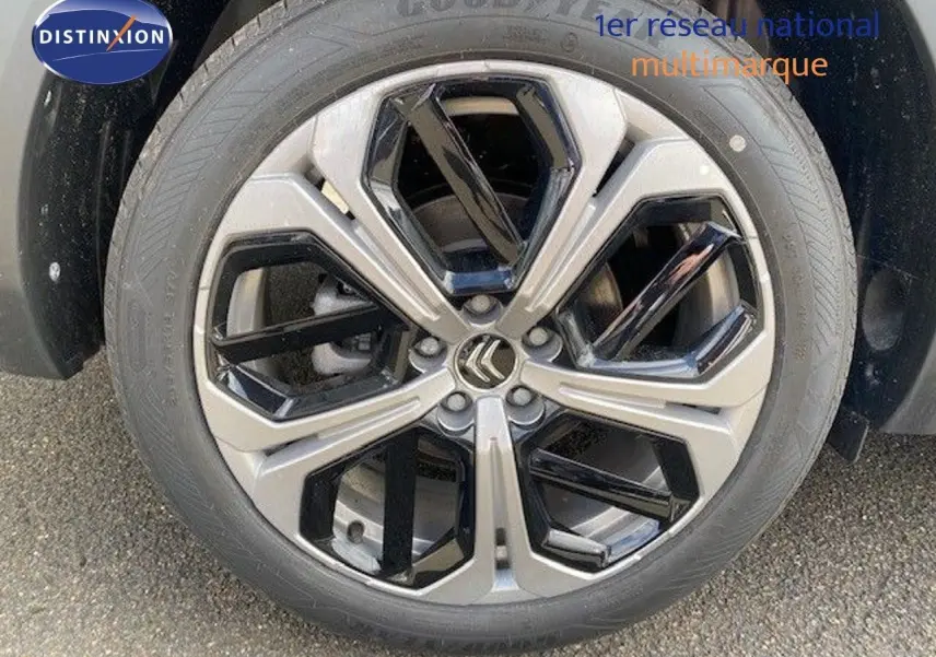 Vue latérale gauche d'une Citroën C5 X gris Thorium Metal de 2023 avec jantes alliage et pneus Goodyear visibles.