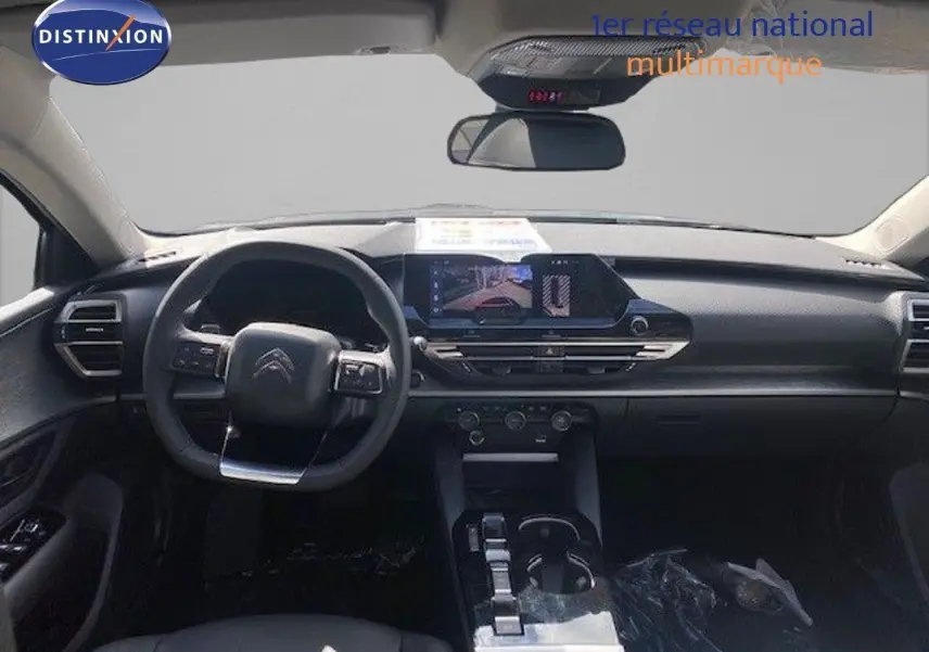 Intérieur de la Citroën C5 X 2023 avec tableau de bord moderne et écran central, finition cuir gris.