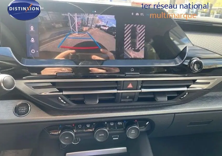 Tableau de bord de Citroën C5 X 2023 avec écran tactile affichant la caméra de recul et commandes de climatisation.