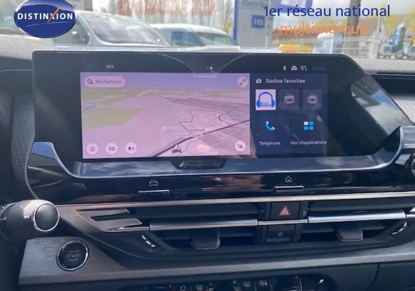 Tableau de bord de Citroën C5 X gris Thorium 2023 avec écran tactile affichant navigation et applications.