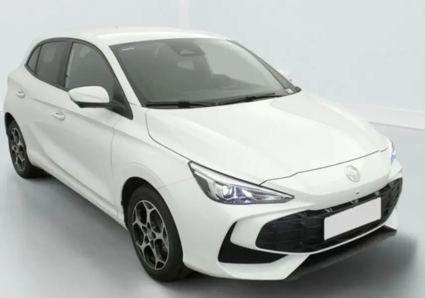 MG3 1.5 L Hybrid+ 195 CH Luxury blanc Dover White en 3/4 avant, avec phares LED allumés et jantes noires stylisées.