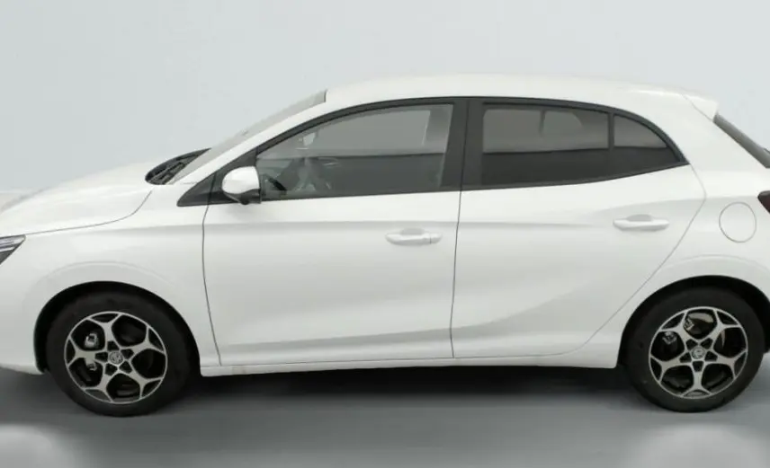 Profil côté gauche de la MG3 1.5 L HYBRID+ 195 CH LUXURY 2025 en blanc Dover avec jantes alliage au design moderne.