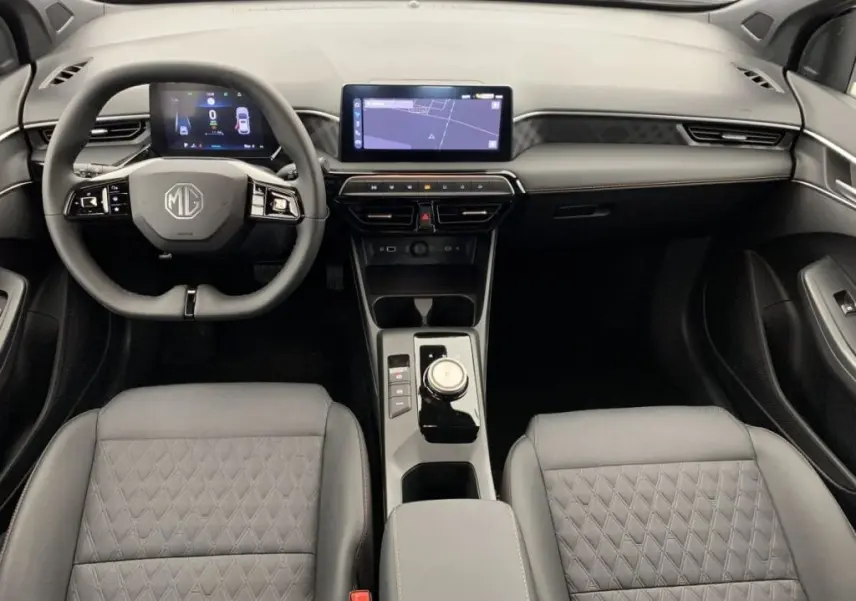 Vue intérieure avant du MG3 2025 avec tableau de bord moderne, écran tactile central et sièges cuir gris à surpiqûres losanges.