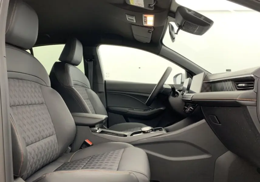 Vue latérale intérieure côté conducteur du MG3 2025 avec sièges en cuir noir matelassé et tableau de bord moderne.