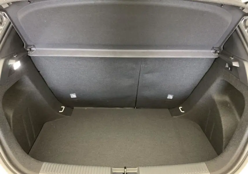 Coffre ouvert de la MG MOTOR MG3 1.5 L HYBRID+ 195 CH LUXURY en Dover White, montrant un espace de chargement propre et spacieux.