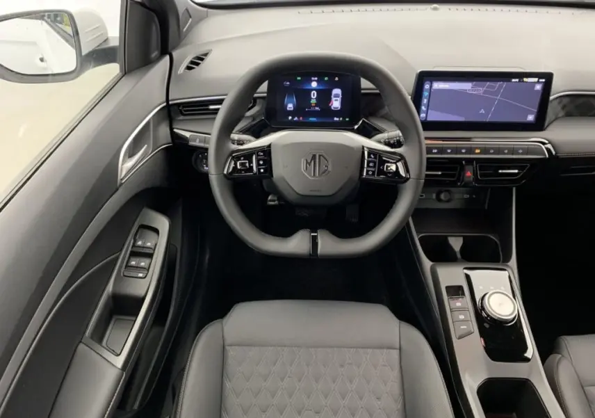Vue intérieure centrée sur le volant MG d'une MG3 2025, avec tableau de bord numérique et écran tactile moderne.