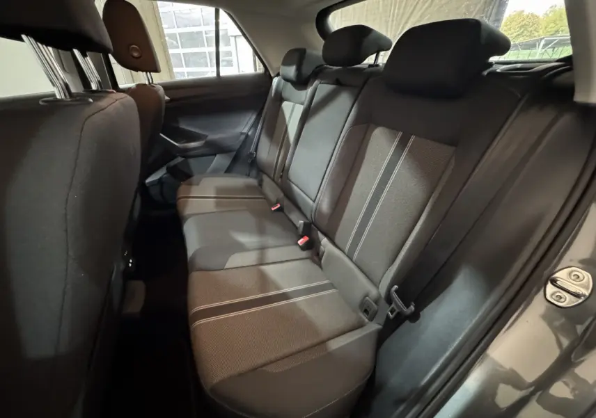 Vue intérieure côté droit sur la banquette arrière grise du Volkswagen T-Roc 1.6 TDI 115 Lounge Business 2021.