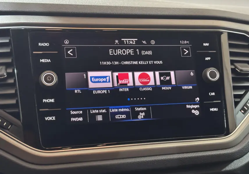 Écran tactile central du tableau de bord du Volkswagen T-Roc 1.6 TDI 115 Lounge Business, affichant les stations radio.