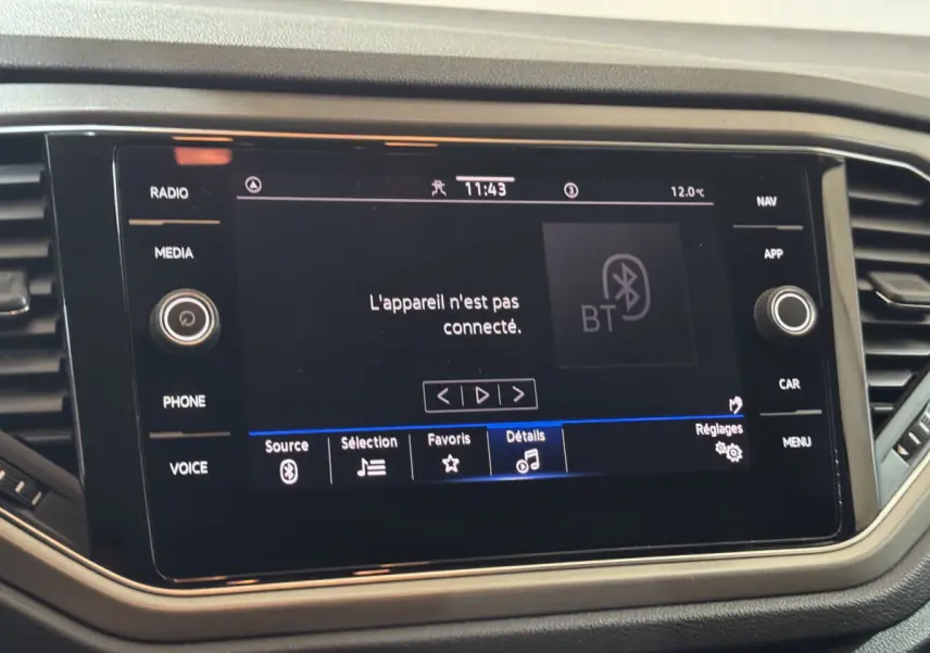 Écran tactile central du tableau de bord du Volkswagen T-Roc gris foncé, affichant le menu Bluetooth non connecté.