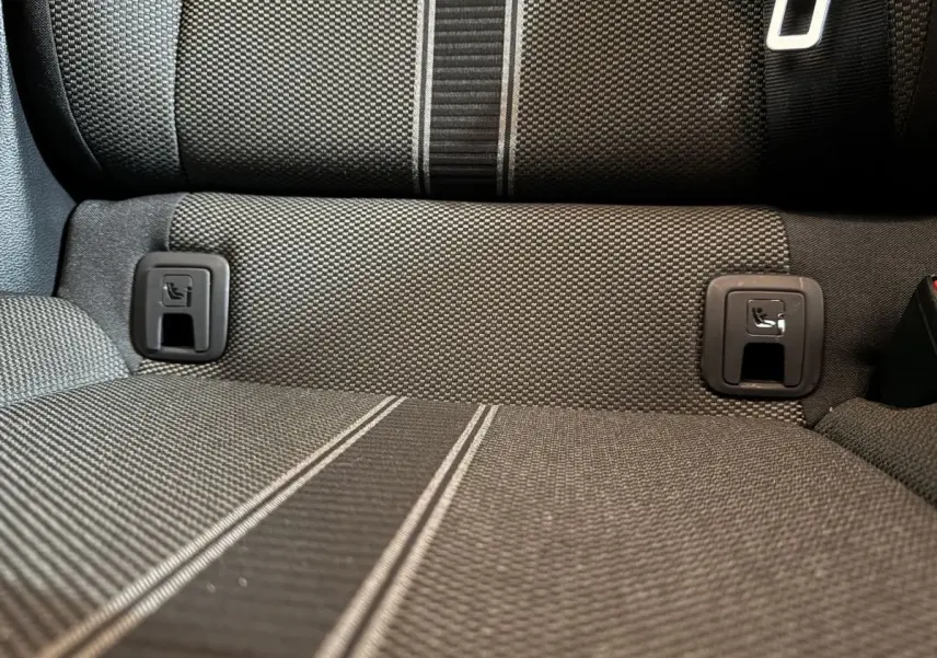 Gros plan sur la banquette arrière en tissu gris foncé du Volkswagen T-Roc 1.6 TDI 115 Lounge Business, avec attaches Isofix visibles.