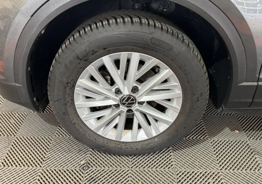 Gros plan sur la roue avant droite gris foncé du Volkswagen T-Roc 1.6 TDI 115 Lounge Business avec jante alliage multi-branches.