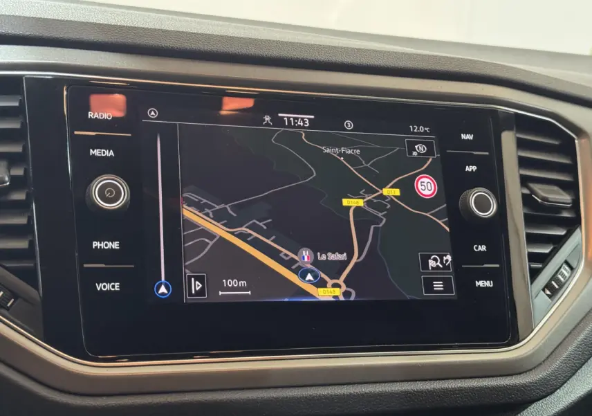 Écran tactile central du tableau de bord du Volkswagen T-Roc gris foncé, affichant la navigation GPS.