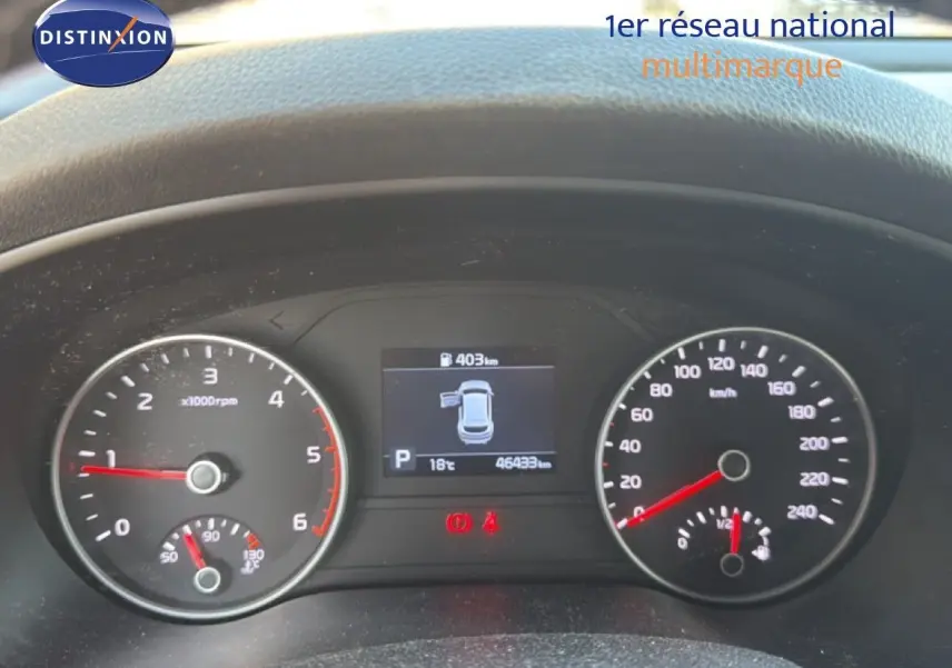 Tableau de bord du Kia Sportage blanc nacré 2021, affichant 46 433 km et jauge carburant à moitié.