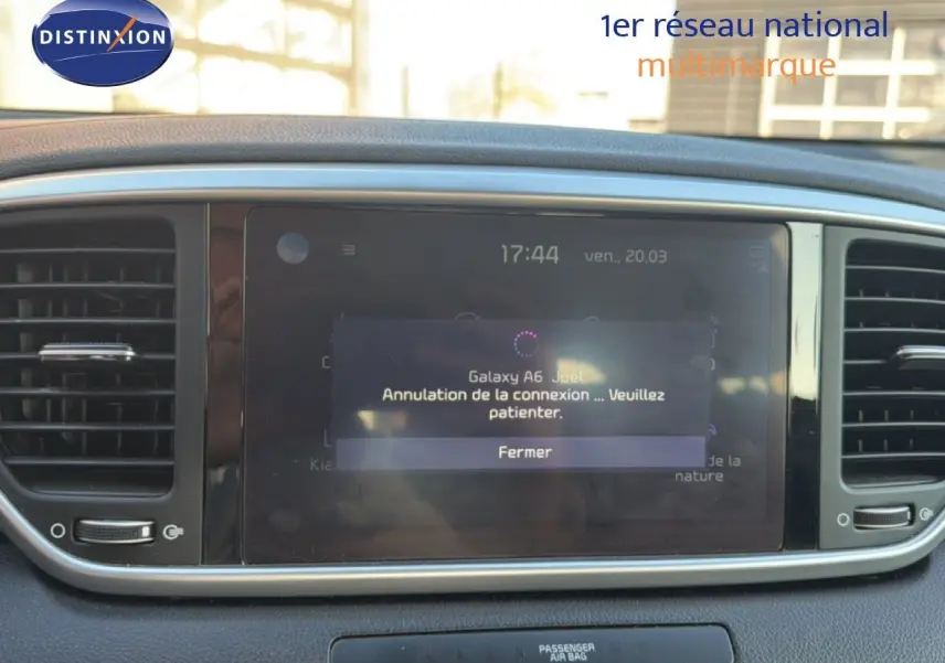 Écran tactile central du tableau de bord du Kia Sportage 2021, affichant un message de connexion annulée.