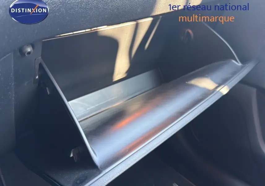 Vue intérieure du vide-poche côté passager du Kia Sportage blanc nacré 2021, version 1.6 CRDI MHEV.