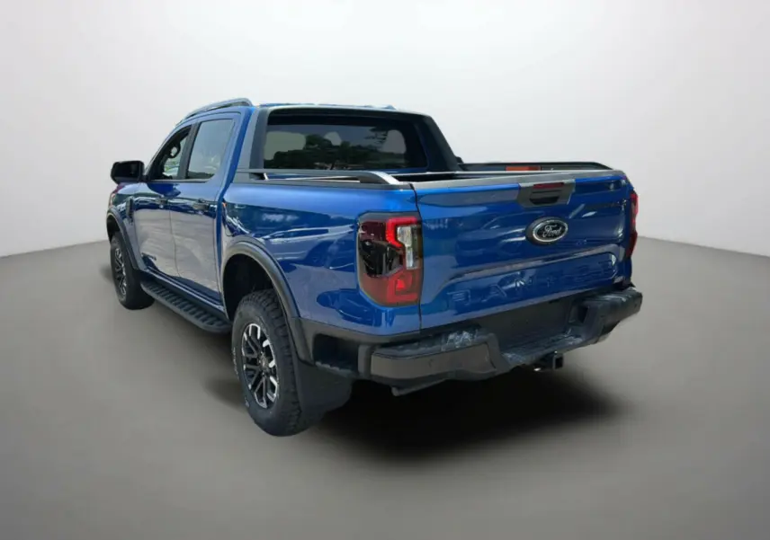 Ford Ranger 2026 bleu lightning vu 3/4 arrière droit avec ridelles et jantes alu noires.