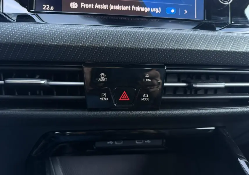 Détail du tableau de bord de la Volkswagen Golf 8 R-Line 2024, avec commandes d'assistance et climatisation.