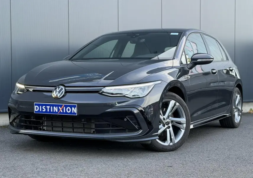 Volkswagen Golf 8 R-Line gris Urano vue 3/4 avant droit avec calandre noire brillante et jantes alliage 17 pouces.