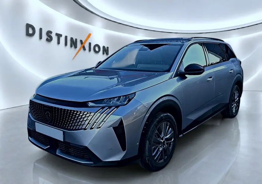 Peugeot 5008 Hybrid 145 allure e-dcs6 gris artense en 3/4 avant droit, avec calandre distinctive et jantes alu.