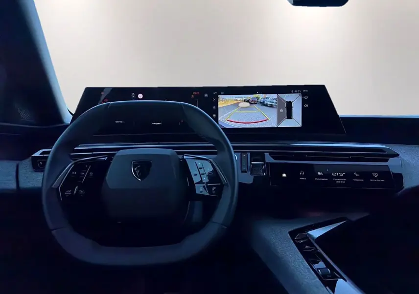 Vue intérieure du tableau de bord et volant noir d'un Peugeot 5008 Hybrid 145 allure e-dcs6 avec écran tactile et affichage numérique.