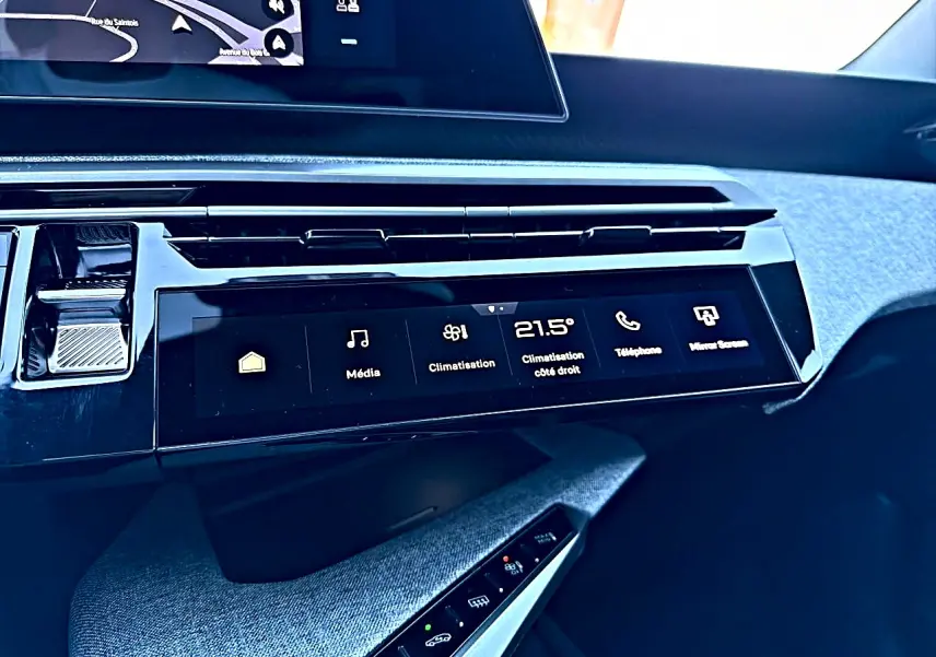 Vue rapprochée de la console centrale du Peugeot 5008 Hybrid 145 allure e-dcs6 2025, avec écran tactile et finition tissu grise.