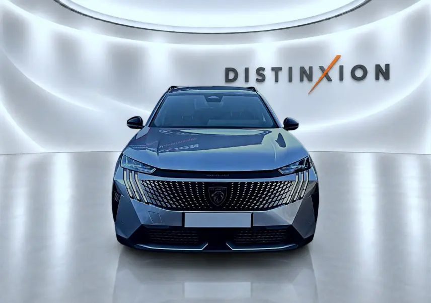 Vue frontale d'un Peugeot 5008 Hybrid 145 allure e-dcs6 gris artense avec calandre distinctive et éclairage LED.