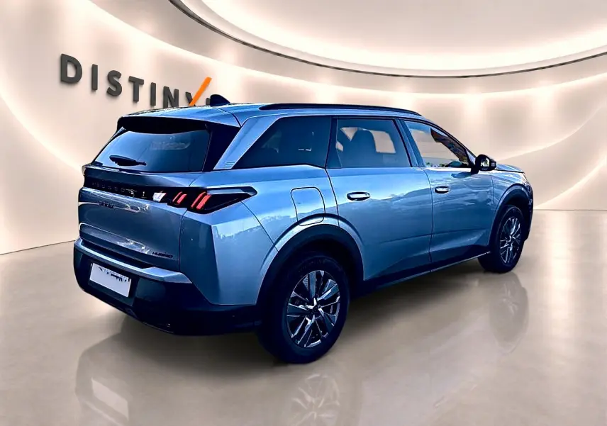 Peugeot 5008 Hybrid 145 allure gris artense en 3/4 arrière droit, avec feux arrière LED et jantes alu.