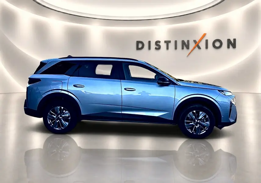 Profil droit du Peugeot 5008 Hybrid 145 allure e-dcs6 gris Artense, avec jantes alu et toit noir en arrière-plan lumineux.