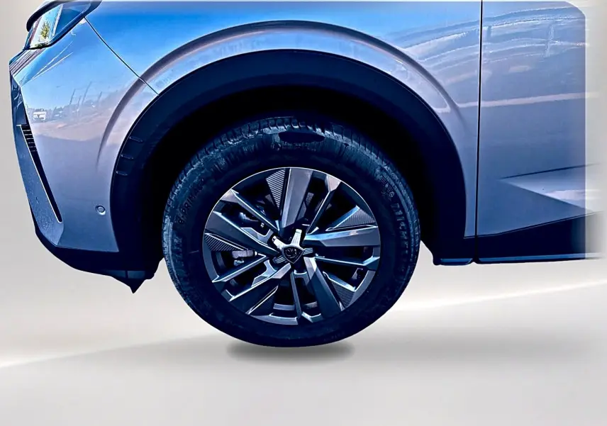 Gros plan sur la roue avant gauche gris artense du Peugeot 5008 Hybrid 145 allure e-dcs6 avec jante alu au design moderne.
